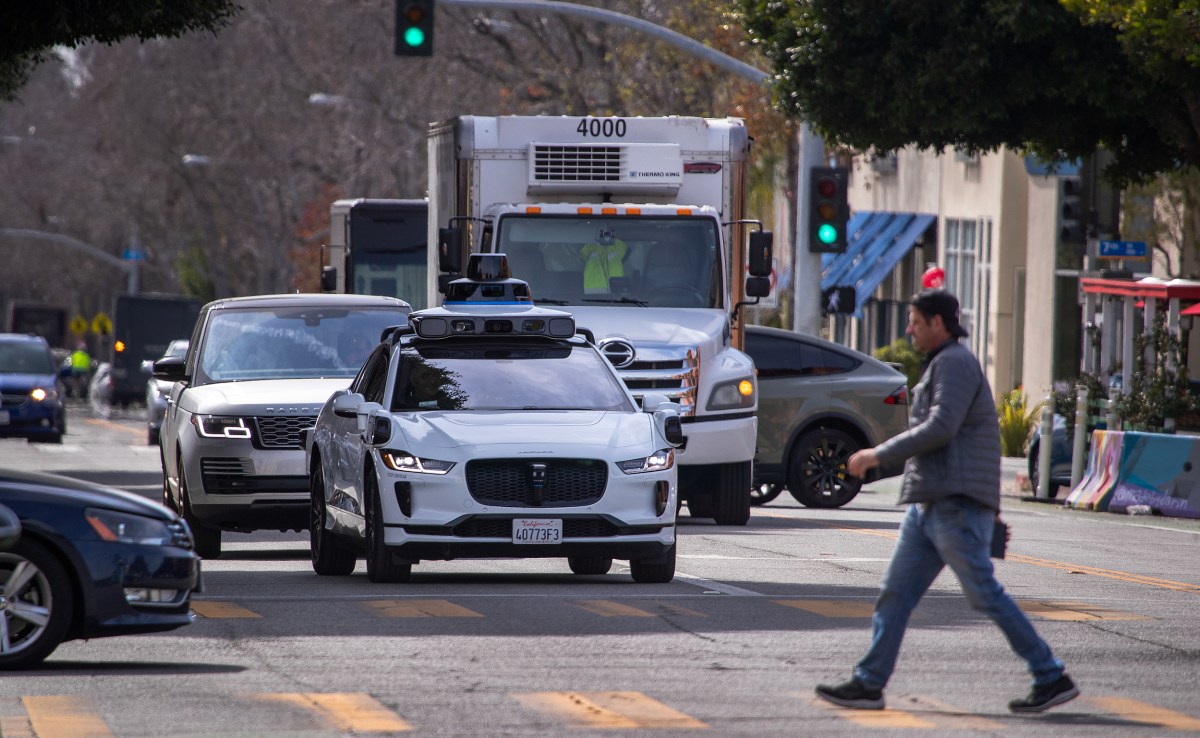 Artık Los Angeles’taki herkes Waymo robotaksisini çağırabilir