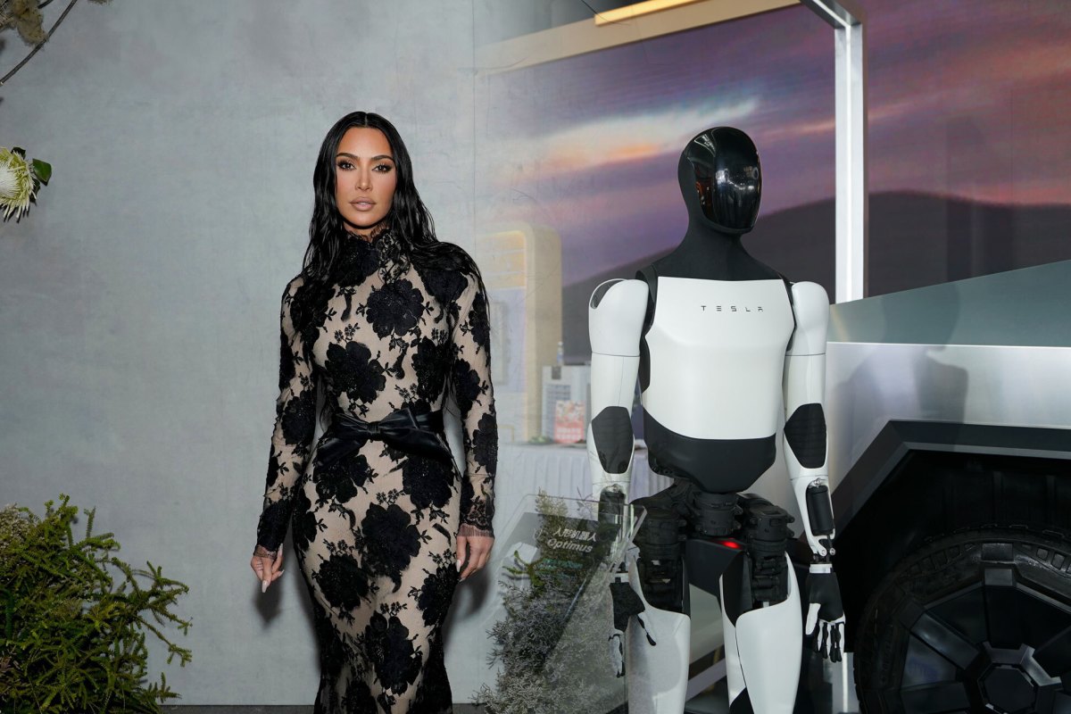 Kim Kardashian Tesla robotu Optimus ile arkadaş oldu