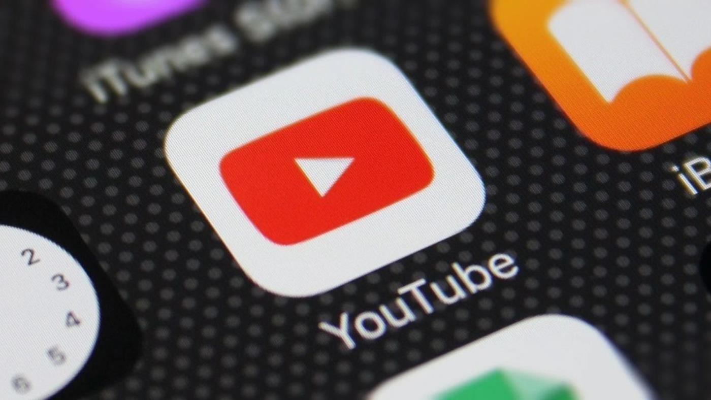 Random video play button coming to YouTube