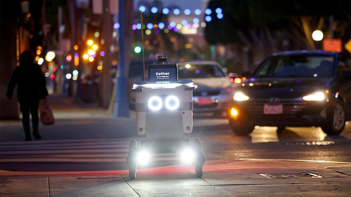 Waymo robotaksi ile Servis dağıtım robotu Los Angeles’ta çarpıştı