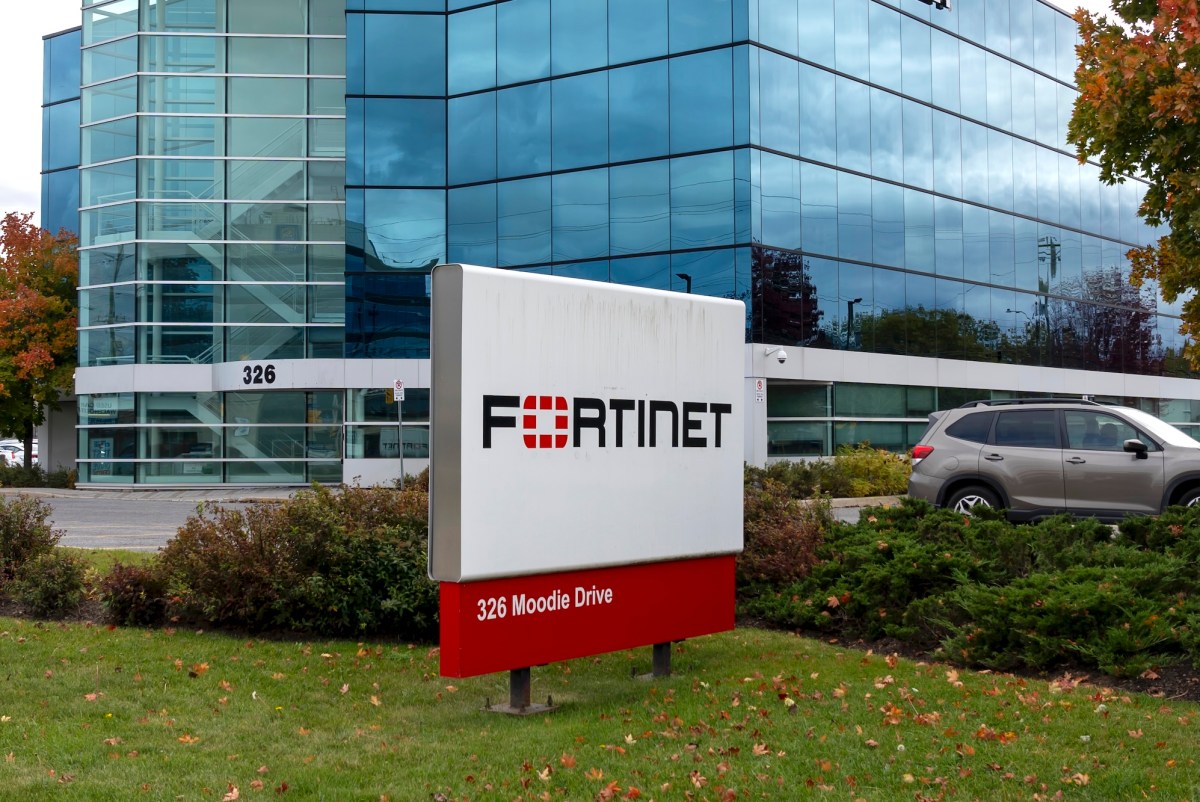 Bilgisayar korsanları şirket ağlarını ihlal etmek için yeni bir Fortinet güvenlik duvarı hatasından yararlanıyor