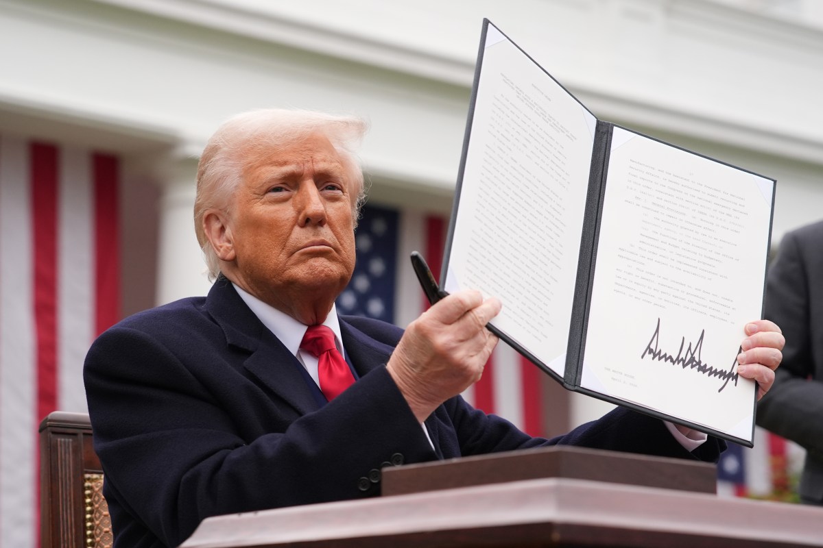 Trump, yeni tarifelerden akıllı telefonları, dizüstü bilgisayarları ve yarı iletkenleri muaf tutuyor